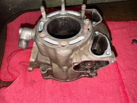 12100-kz3-000 Honda 89 Cr-250 Cylinder And Exhaust Valves