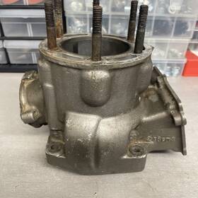 11210-14303 Suzuki 1985 1982-1985 Rm250 Rm 250 Oem Cylinder Head Broken Skirt